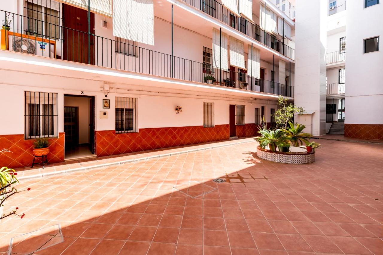 Holi-Rent Salado Apartment เซบีญา ภายนอก รูปภาพ