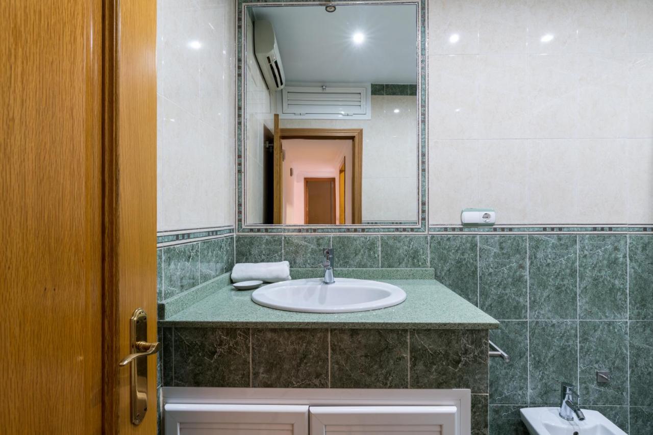 Holi-Rent Salado Apartment เซบีญา ภายนอก รูปภาพ